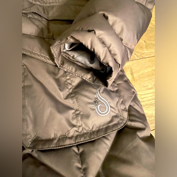 Isis Puffer Ski Jacket. Long. Removable fur hood trim. Flattering cut. Warm. - Picture 4 of 15